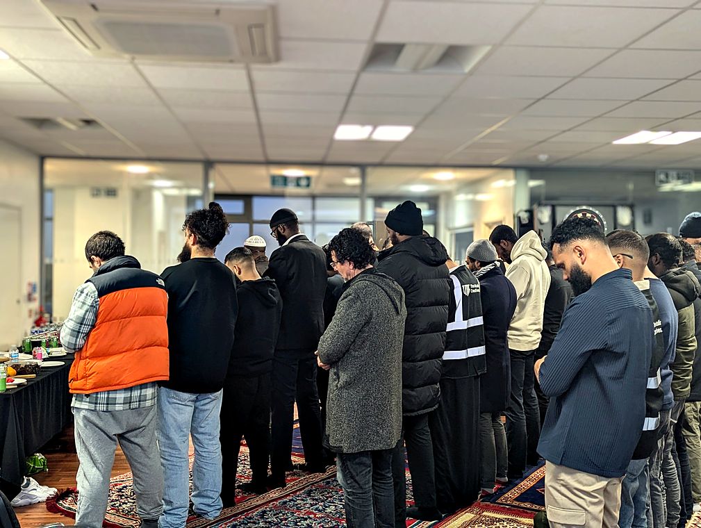 Guests praying together at a 6Ten event